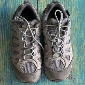 Women’s Oboz waterproof hiking shoes 9